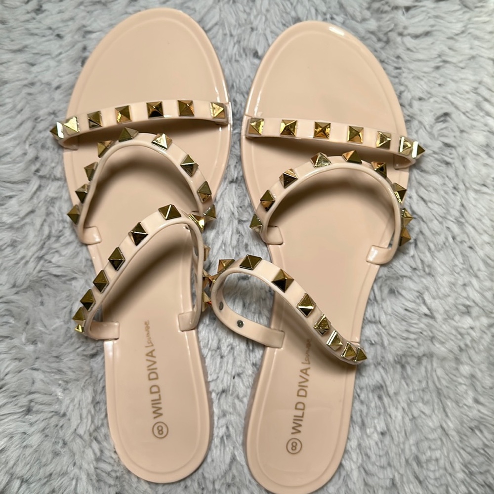 Womens Wild Diva Nude w/ gold sandals size 8